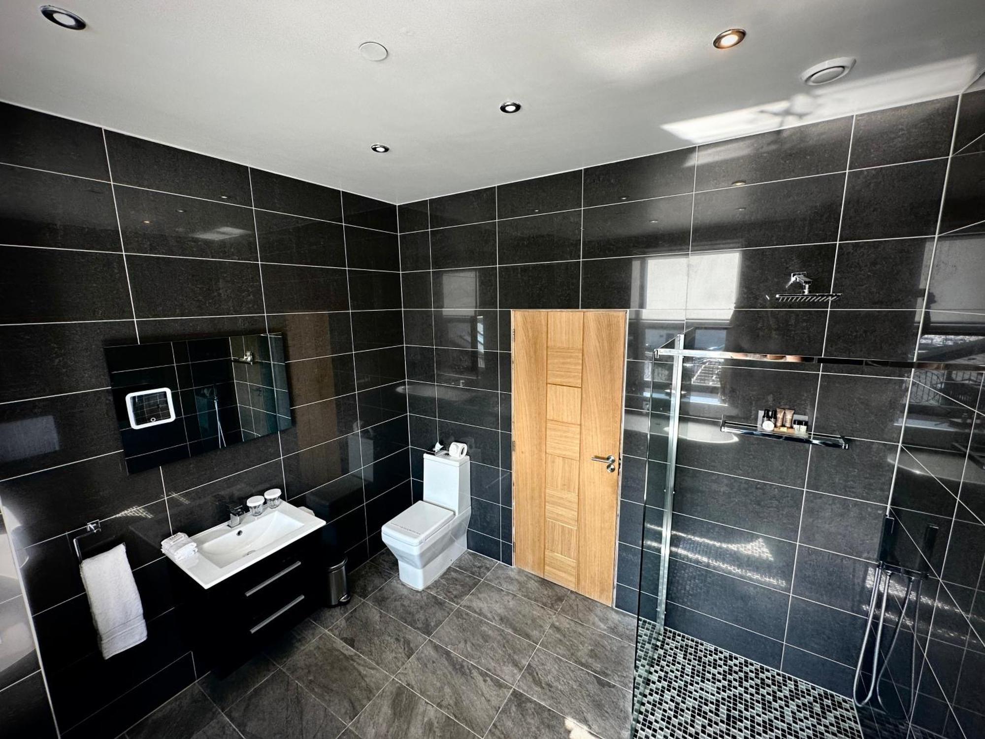 Halvard Apartments At Castletown Ngoại thất bức ảnh