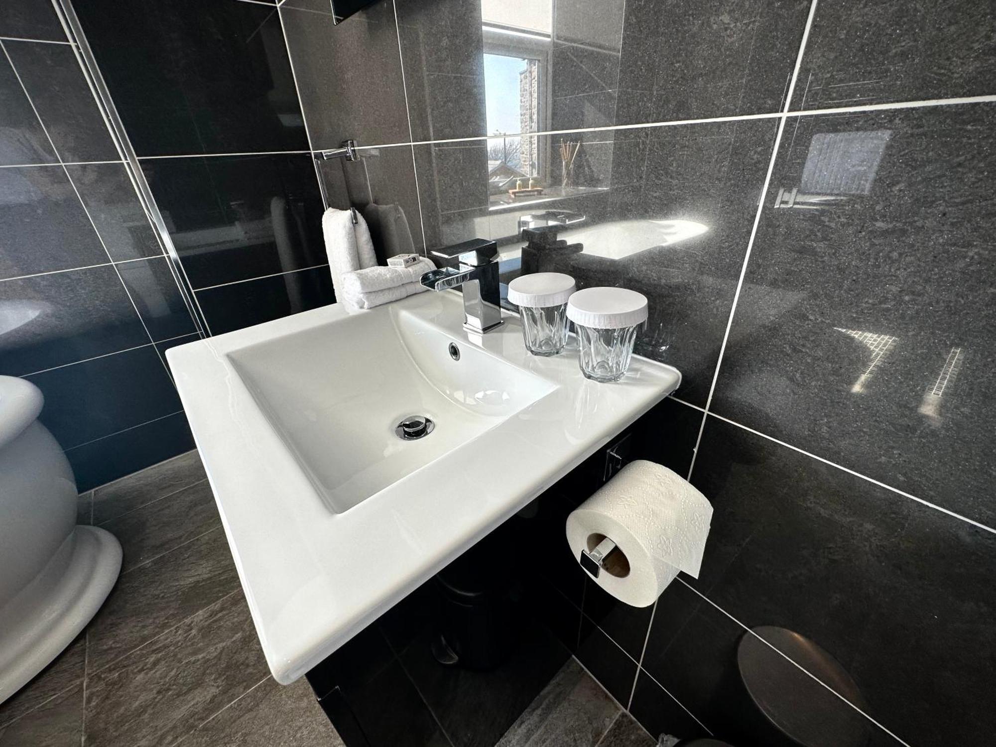 Halvard Apartments At Castletown Ngoại thất bức ảnh